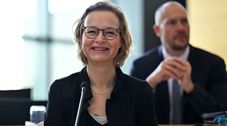 Thüringens Finanzministerin Katja Wolf (BSW) sieht erhebliche Auswirkungen der geplanten Steuerentlastungen auf den Landeshaushalt. (Archivbild) / Foto: Martin Schutt/dpa