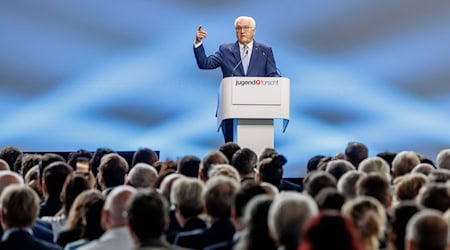  In Anwesenheit von Frank-Walter Steinmeier sind in Hamburg die Bundessieger des Wettbewerbs «Jugend forscht» geehrt worden.  / Foto: Markus Scholz/dpa