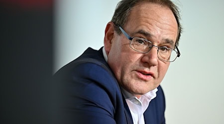 Rund 27 Millionen Euro sind im Landeshaushalt für Investitionen in den kommunalen Klimaschutz vorgesehen. Die Vereinbarung dafür haben Umweltminister Tilo Kummer (BSW) und Vertreter der Spitzenverbände von Kommunen und Landkreisen nun unterzeichnet. (Archivbild) / Foto: Martin Schutt/dpa