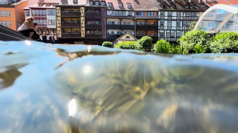 Am Abend beginnt das traditionelle Krämerbrückenfest in Erfurt. In diesem Jahr steht ein Jubiläum im Zentrum des großen Altstadtfests: das 700-jährige Bestehen der steinernen Krämerbrücke.  / Foto: Hendrik Schmidt/dpa