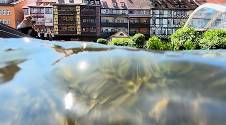 Am Abend beginnt das traditionelle Krämerbrückenfest in Erfurt. In diesem Jahr steht ein Jubiläum im Zentrum des großen Altstadtfests: das 700-jährige Bestehen der steinernen Krämerbrücke.  / Foto: Hendrik Schmidt/dpa