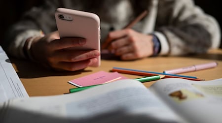 Die Nutzung von Smartphones  / Foto: Marijan Murat/dpa