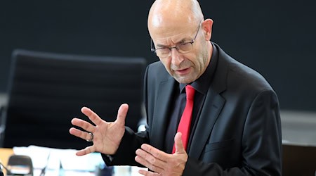 Die Landtagsverwaltung weist AfD-Kritik an ihrem Landtagsdirektor Jörg Hopfe zurück.  (Archivbild) / Foto: Bodo Schackow/dpa
