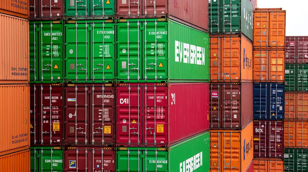 Trotz internationaler Krisen und einer rabiaten US-Zollpolitik hat Thüringen seine Exporte im ersten Quartal dieses Jahres gesteigert. (Archiv-Symbolfoto) / Foto: Daniel Bockwoldt/Deutsche Presse-Agentur GmbH/dpa