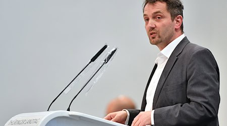 Der Linke-Haushaltspolitiker Ronald Hande hält Entlastungen bei der Grundsteuer für Mieter und Wohneigentümer schon ab 2026 prinzipiell für möglich. (Archivbild) / Foto: Martin Schutt/dpa-Zentralbild/dpa