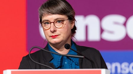 Die Linke-Bildungspolitikerin Ulrike Grosse-Röthig sieht das dritte kostenlose Kindergartenjahr als eine Voraussetzung für eine Einigung über den geplanten Doppelhaushalt 2026/27. (Archivbild)  / Foto: Michael Reichel/dpa