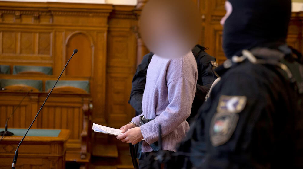 Die ungarische Staatsanwaltschaft wirft der Person, die sich selbst als non-binär identifiziert, vor, im Februar 2023 in Budapest an Angriffen auf tatsächliche und vermeintliche Rechtsextremisten beteiligt gewesen zu sein. (Archivbild) / Foto: Denes Erdos/AP/dpa