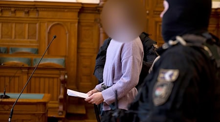 Die ungarische Staatsanwaltschaft wirft der Person, die sich selbst als non-binär identifiziert, vor, im Februar 2023 in Budapest an Angriffen auf tatsächliche und vermeintliche Rechtsextremisten beteiligt gewesen zu sein. (Archivbild) / Foto: Denes Erdos/AP/dpa