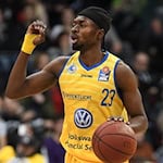 Bazoumana Koné, hier noch im Braunschweiger Dress, wechselt nach Weißenfels. / Foto: Peter Steffen/dpa