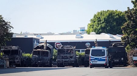 Mehrere Militärlaster auf einem Firmengelände im Erfurter Norden sind in der Nacht zum Sonntag ausgebrannt. Die Hintergründe sind bislang völlig unklar.  / Foto: Martin Wichmann/WichmannTV/dpa
