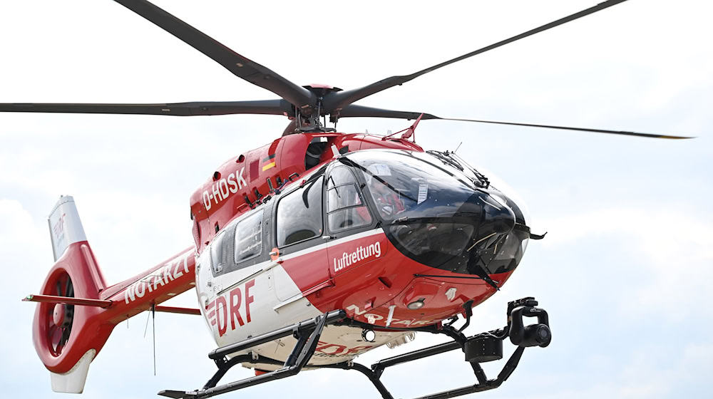 Ein Rettungshubschrauber eilt dem Verunglückten zu Hilfe. (Symbolbild) / Foto: Bernd Weißbrod/dpa