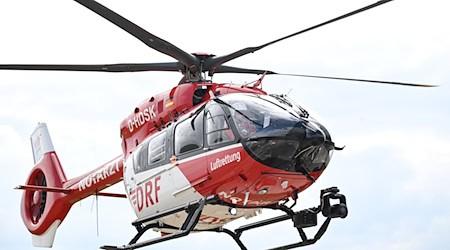 Ein Rettungshubschrauber eilt dem Verunglückten zu Hilfe. (Symbolbild) / Foto: Bernd Weißbrod/dpa