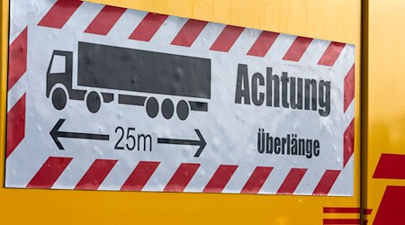 Der Thüringer Landesverband des Verkehrsgewerbes und die Gewerkschaft verdi haben sich auf einen neuen Tarifvertrag für die Speditions- und Güterkraftverkehrsbranche geeinigt. Profitieren wird davon aber zunächst kaum jemand. (Archiv-Symbolfoto) / Foto: picture alliance / ZB