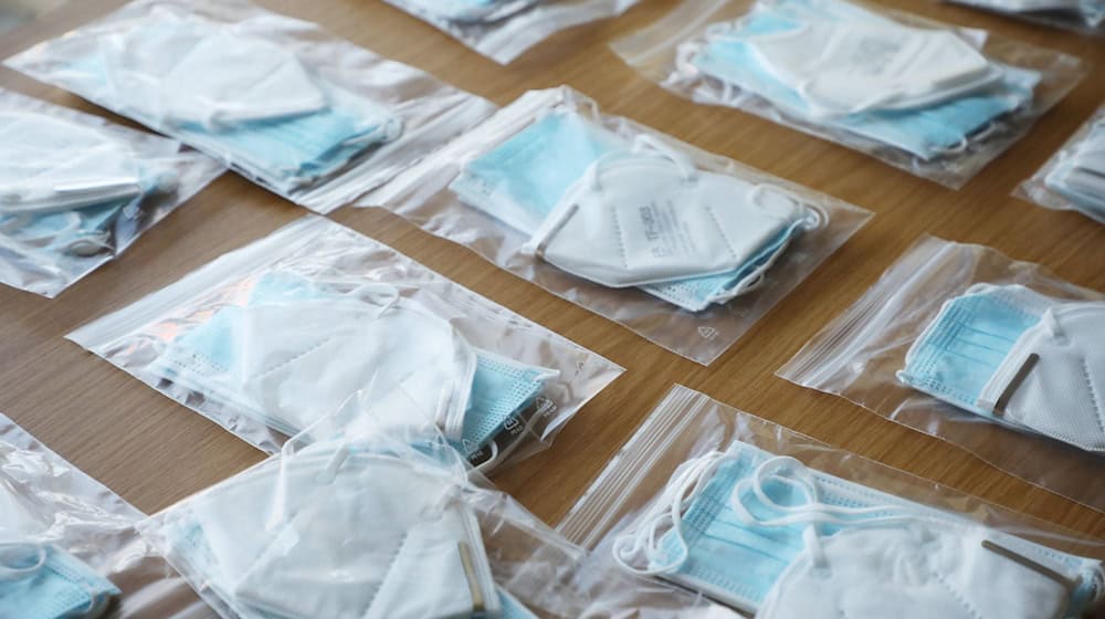 Für seine Pandemievorsorge wird Thüringen auch in Zukunft ein Pandemielager betreiben. Im vergangenen Jahr hat der Freistaat für dessen Betrieb und die Entsorgung verfallener Waren wie Schutzmasken rund 150.000 Euro ausgegeben. (Archiv-Symbolfoto) / Foto: Bodo Schackow/dpa-Zentralbild/dpa