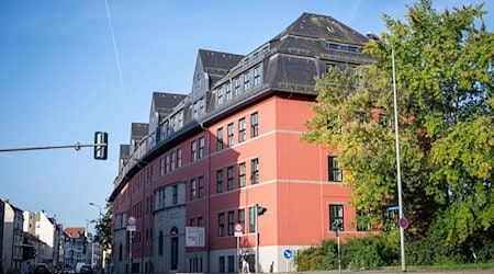 Am Landgericht Erfurt ist ein Mann wegen tödlicher Hammerschläge zu einer mehrjährigen Haftstrafe wegen Totschlags verurteilt worden. (Archivbild) / Foto: Jacob Schröter/dpa