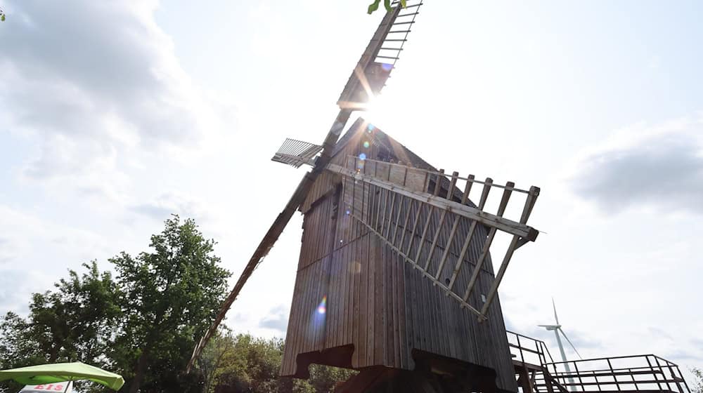 Die Bockwindmühle in Lumpzig im Altenburger Land ist eine von 59 laut Thüringer Landesverein für Mühlenerhaltung teilnehmenden historischen Bauwerken. Mehr als 3.000 Besucher waren laut Veranstaltern allein in Lumpzig am Pfingstmontag vor Ort.  / Foto: Bodo Schackow/dpa