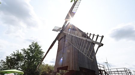 Die Bockwindmühle in Lumpzig im Altenburger Land ist eine von 59 laut Thüringer Landesverein für Mühlenerhaltung teilnehmenden historischen Bauwerken. Mehr als 3.000 Besucher waren laut Veranstaltern allein in Lumpzig am Pfingstmontag vor Ort.  / Foto: Bodo Schackow/dpa