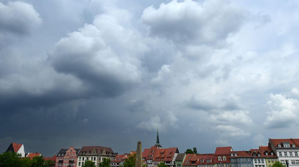 Ausgerechnet am langen Pfingstwochenende soll das Wetter nicht richtig mitmachen. Dem Deutschen Wetterdienst zufolge ist unter anderem mit Schauern zu rechnen, teils wird vor starkem Gewitter gewarnt. (Archivbild)  / Foto: Martin Schutt/dpa-Zentralbild/dpa