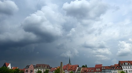 Ausgerechnet am langen Pfingstwochenende soll das Wetter nicht richtig mitmachen. Dem Deutschen Wetterdienst zufolge ist unter anderem mit Schauern zu rechnen, teils wird vor starkem Gewitter gewarnt. (Archivbild)  / Foto: Martin Schutt/dpa-Zentralbild/dpa