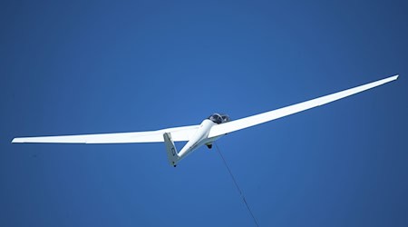 Ein Segelflugzeug ähnlich wie dieses stürzte bei Ilmenau ab, der Pilot starb. (Symbolfoto) / Foto: David Young/dpa