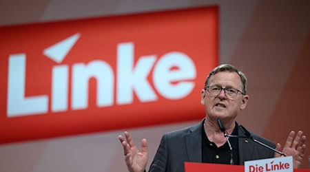 «Silberlocke» Bodo Ramelow zeigt sich über einiges in seiner Linken befremdet. (Archivbild) / Foto: Hendrik Schmidt/dpa