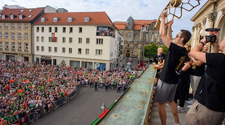 Der SCM feierte mit seinen Fans. / Foto: Klaus-Dietmar Gabbert/dpa