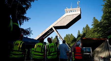 Der Turm der Inselsbergschanze Brotterode fiel wegen technischer Probleme nicht. / Foto: Jacob Schröter/dpa