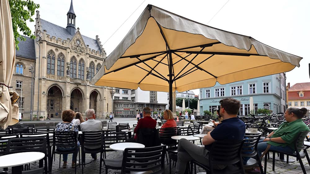 Neben Bier werden aktuell vor allem hausgemachte Limonaden, Longdrinks und leichte Sommergetränke in den Thüringer Biergärten bevorzugt. / Foto: Martin Schutt/dpa