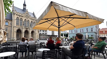 Neben Bier werden aktuell vor allem hausgemachte Limonaden, Longdrinks und leichte Sommergetränke in den Thüringer Biergärten bevorzugt. / Foto: Martin Schutt/dpa