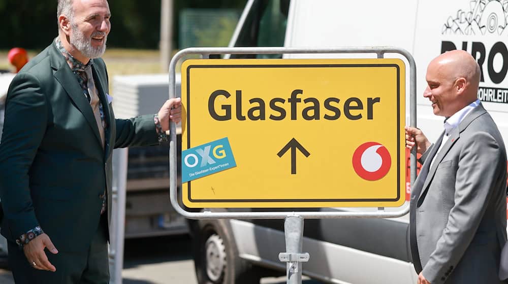 Mehr schnelles Internet für ganz Thüringen: Das will Digitalminister Steffen Schütz vom BSW (links). Mittlerweile habe jeder fünfte Thüringer Zugang zu schnellem Glasfaser. Geförderter und privatwirtschaftlicher Glasfaserausbau in Milliardenhöhe soll das in den kommenden Jahren weiter verbessern. / Foto: Michael Reichel/dpa