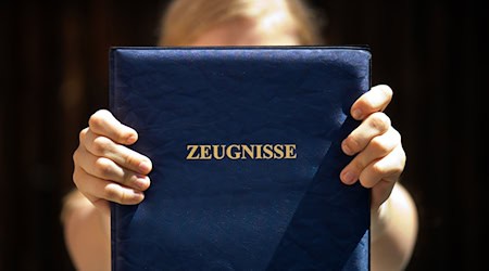 In Thüringen erhalten die meisten Schülerinnen und Schüler am Freitag ihre Zeugnisse. (Symbol-Archivbild) / Foto: Arno Burgi/dpa-Zentralbild/dpa