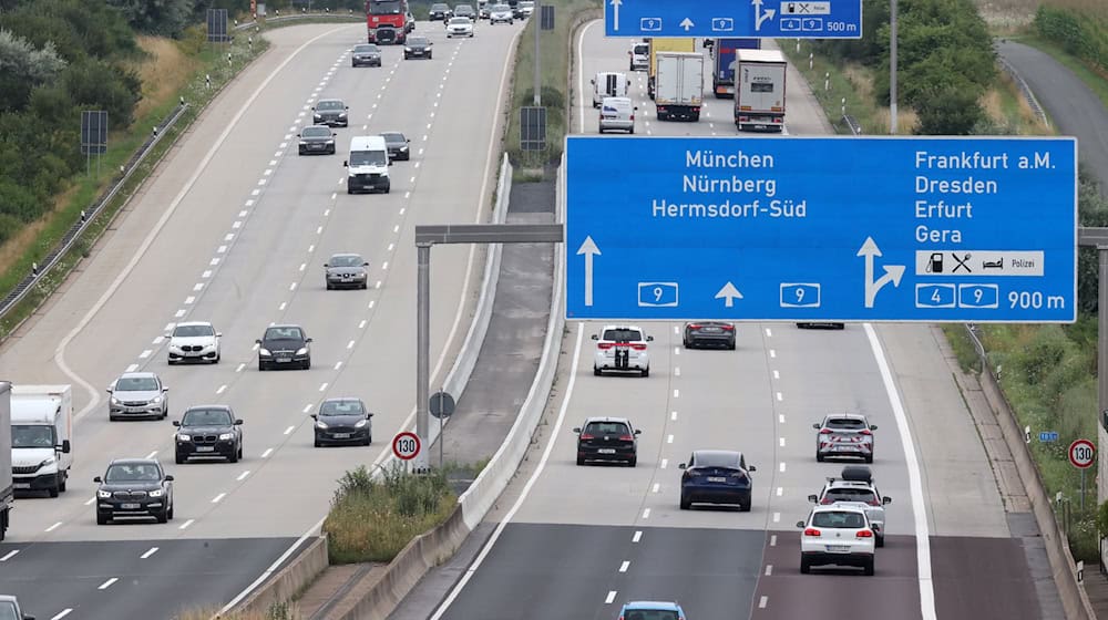 Zum Start der Sommerferien kann es auf Thüringer Autobahnen zu dichtem Verkehr kommen. (Symbolbild)  / Foto: Bodo Schackow/dpa
