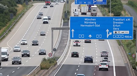 Zum Start der Sommerferien kann es auf Thüringer Autobahnen zu dichtem Verkehr kommen. (Symbolbild)  / Foto: Bodo Schackow/dpa