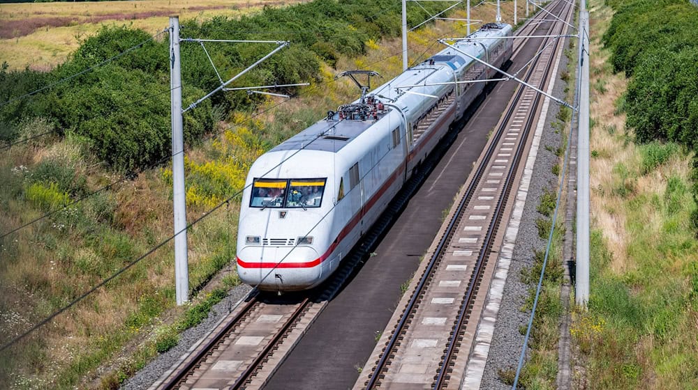 Mit 405 Kilometer pro Stunde rauschte der Hochgeschwindigkeitszug «Velaro Novo» über die Teststrecke zwischen Leipzig und Erfurt. / Foto: Jacob Schröter/dpa