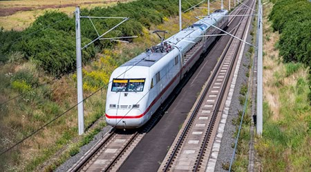 Mit 405 Kilometer pro Stunde rauschte der Hochgeschwindigkeitszug «Velaro Novo» über die Teststrecke zwischen Leipzig und Erfurt. / Foto: Jacob Schröter/dpa