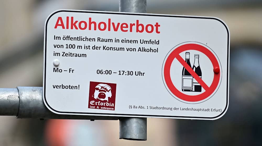 In Thüringen gibt es unter anderem in Erfurt, Jena, Eisenach und Gera Verbotszonen für Alkoholkonsum. (Archivfoto) / Foto: Martin Schutt/dpa