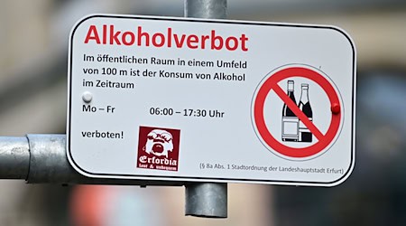 In Thüringen gibt es unter anderem in Erfurt, Jena, Eisenach und Gera Verbotszonen für Alkoholkonsum. (Archivfoto) / Foto: Martin Schutt/dpa
