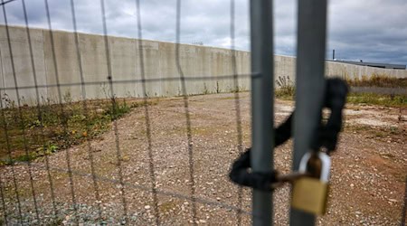 Der Gefängnisneubau in Zwickau für Sachsen und Thüringen zieht sich hin. (Archivbild) / Foto: Jan Woitas/dpa