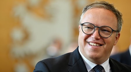 Thüringens Ministerpräsident Mario Voigt (CDU) fordert einen Ausgleich für zu erwartende Einnahmeausfälle der Länder. (Archivbild) / Foto: Martin Schutt/dpa
