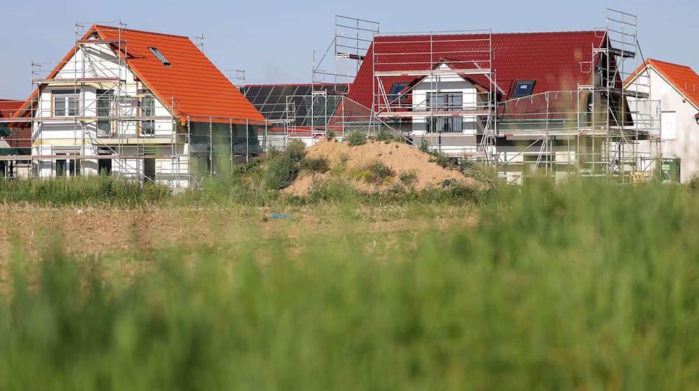 Nach einer Flaute ist die Zahl der Bauanträge für Ein- und Mehrfamilienhäuser in den ersten vier Monaten dieses Jahres wieder gestiegen. (Archiv-Symbolfoto) / Foto: Jan Woitas/dpa