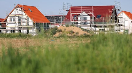 Nach einer Flaute ist die Zahl der Bauanträge für Ein- und Mehrfamilienhäuser in den ersten vier Monaten dieses Jahres wieder gestiegen. (Archiv-Symbolfoto) / Foto: Jan Woitas/dpa