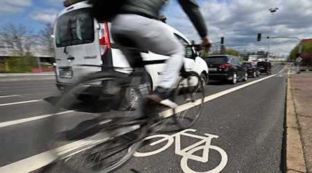 In Thüringen sind Radwegeprojekte in einem Umfang von 36 Millionen Euro bewilligt worden. Das Geld kommt aus dem Förderprogramm «Stadt und Land». (Symbolfoto) / Foto: Martin Schutt/dpa