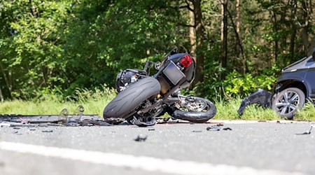 Der Zusammenprall sei so stark gewesen, dass der Motorradfahrer noch an der Unfallstelle auf der L3002 an seinen Verletzungen starb, sagte ein Polizeisprecher auf Anfrage.  / Foto: Kevin Fischer-Golde/DBG:NEWS/dpa