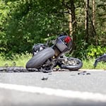 Der Zusammenprall sei so stark gewesen, dass der Motorradfahrer noch an der Unfallstelle auf der L3002 an seinen Verletzungen starb, sagte ein Polizeisprecher auf Anfrage.  / Foto: Kevin Fischer-Golde/DBG:NEWS/dpa