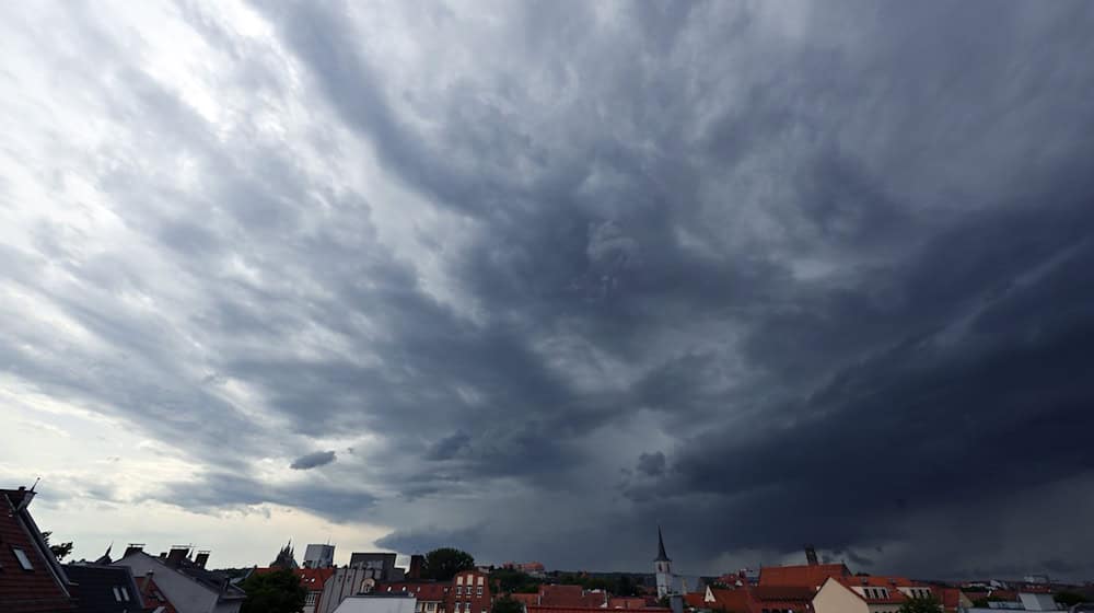 Die Thüringer Landeseinsatzzentrale vermeldet rund 30 wetterbedingte Einsätze vom Donnerstag – Verletzte Personen habe es nicht gegeben. (Archivbild) / Foto: Martin Schutt/dpa
