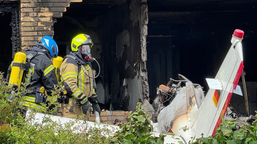Die Feuerwehr im Einsatz nach dem Flugzeugabsturz. Das Haus wurde stark zerstört / Foto: Sascha Rixkens/Einsatzreport Niederrhein/dpa