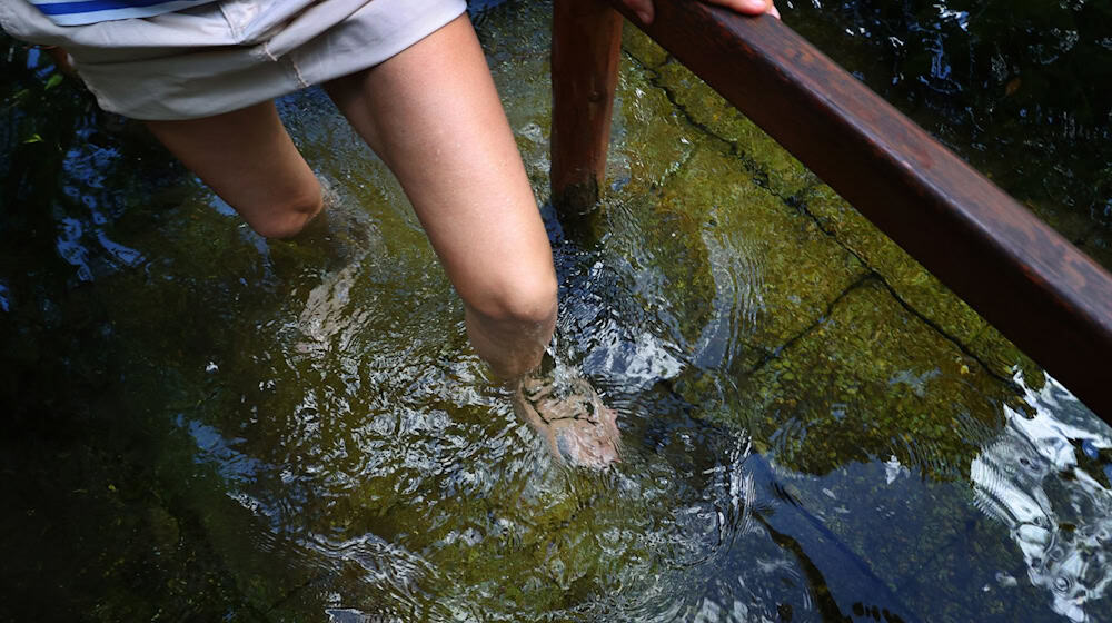 Kneipp-Angebote wie Wassertreten sind in Thüringen nicht nur unter Gesundheitsurlaubern beliebt (Symbolfoto). / Foto: Karl-Josef Hildenbrand/dpa