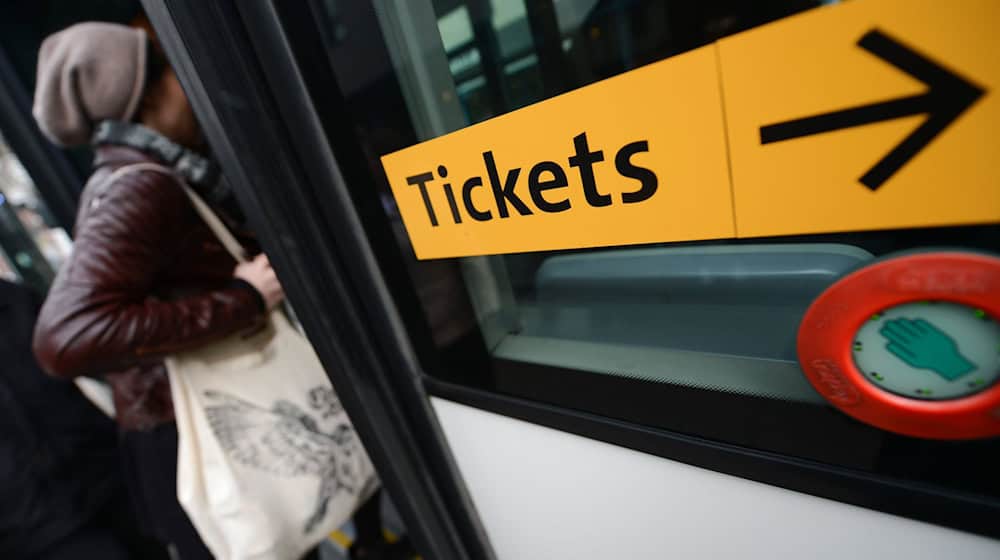 Bus und Bahn werden teurer: Der Verkehrsverbund Mittelthüringen begründet das mit steigenden Kosten, die zum Teil an die Fahrgäste weitergegeben werden müssten. (Archivfoto) / Foto: Arne Dedert/dpa