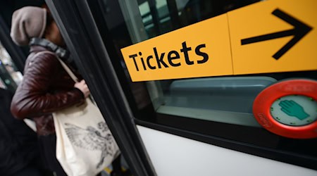 Bus und Bahn werden teurer: Der Verkehrsverbund Mittelthüringen begründet das mit steigenden Kosten, die zum Teil an die Fahrgäste weitergegeben werden müssten. (Archivfoto) / Foto: Arne Dedert/dpa
