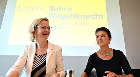 Die Thüringer BSW-Chefin Katja Wolf und Parteigründerin Sahra Wagenknecht tauschten sich bei einem Treffen in Erfurt aus.  / Foto: Martin Schutt/dpa